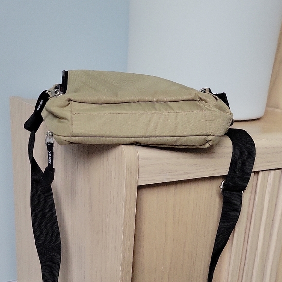 Derek Alexander Unisex Tan and Black Outdoor Crossbody Travel Organizer Bag - Picture 12 of 13